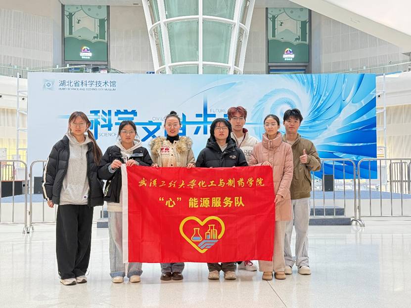 人们站在街道上 AI 生成的内容可能不正确。